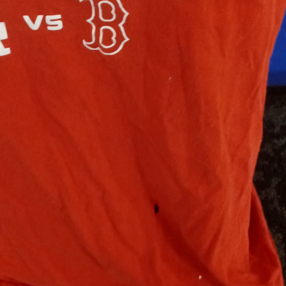 2018 World Series Red Graphic Tee - MLB has minor imperfection tiny hole in pic - Picture 2 of 4